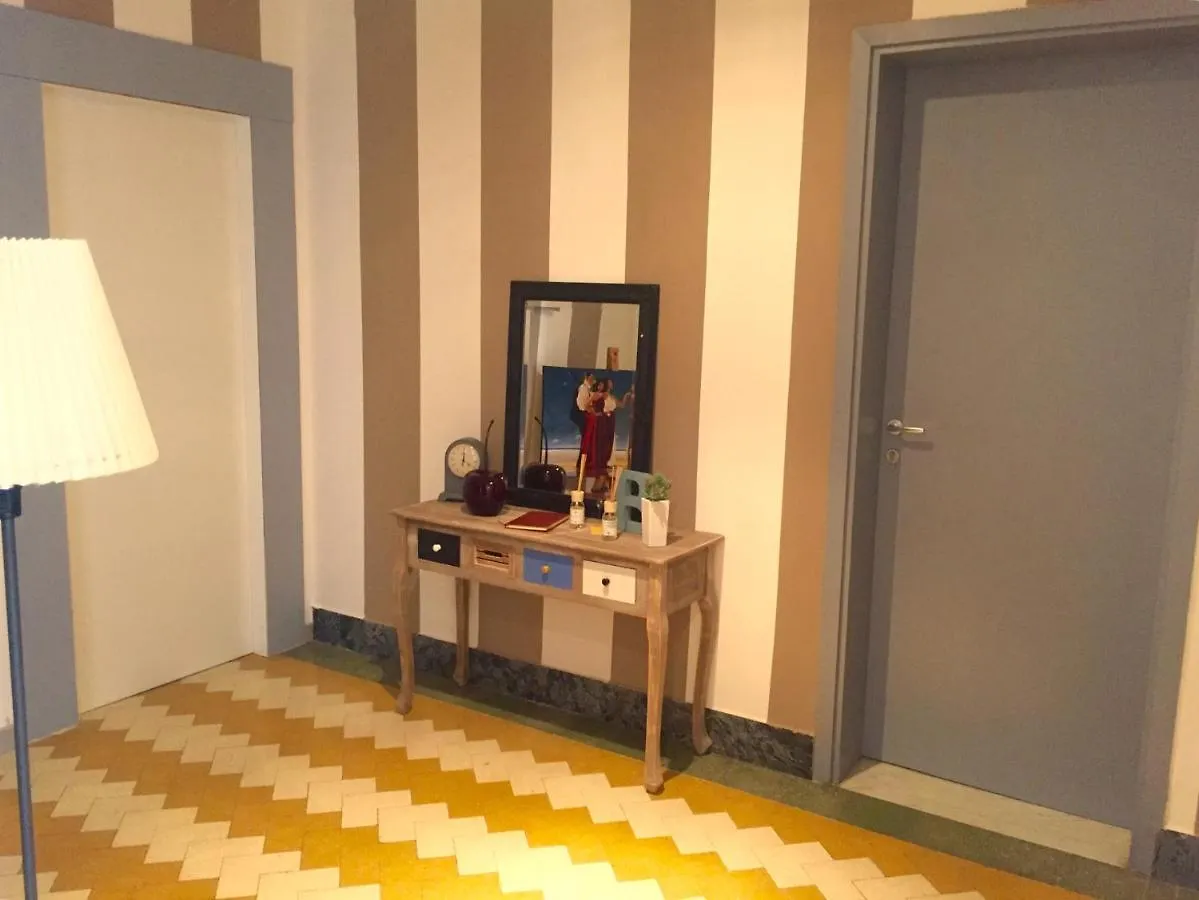 Aweshomeitaly - Bay Windows Apartment contacts